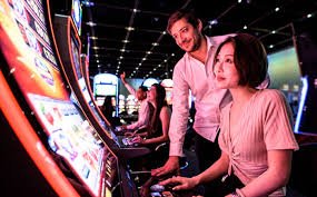 Live dealer siap melayani putaran Sic Bo Live dealer Sic Bo mempersiapkan permainan