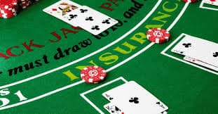 Kartu hole dan kartu komunitas di meja Texas Poker lion8